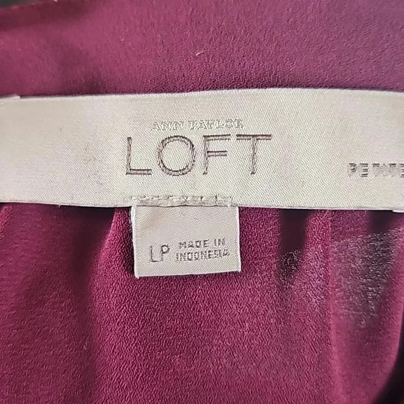 LOFT Split Neck Pleat Front Burgundy Top Petite Large - Picture 3 of 4